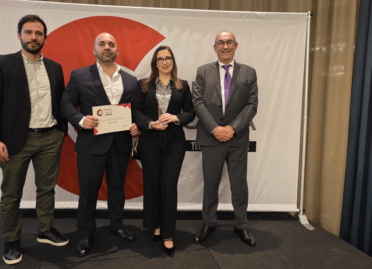 Colleagues at Transportes & Negócios awards 2025