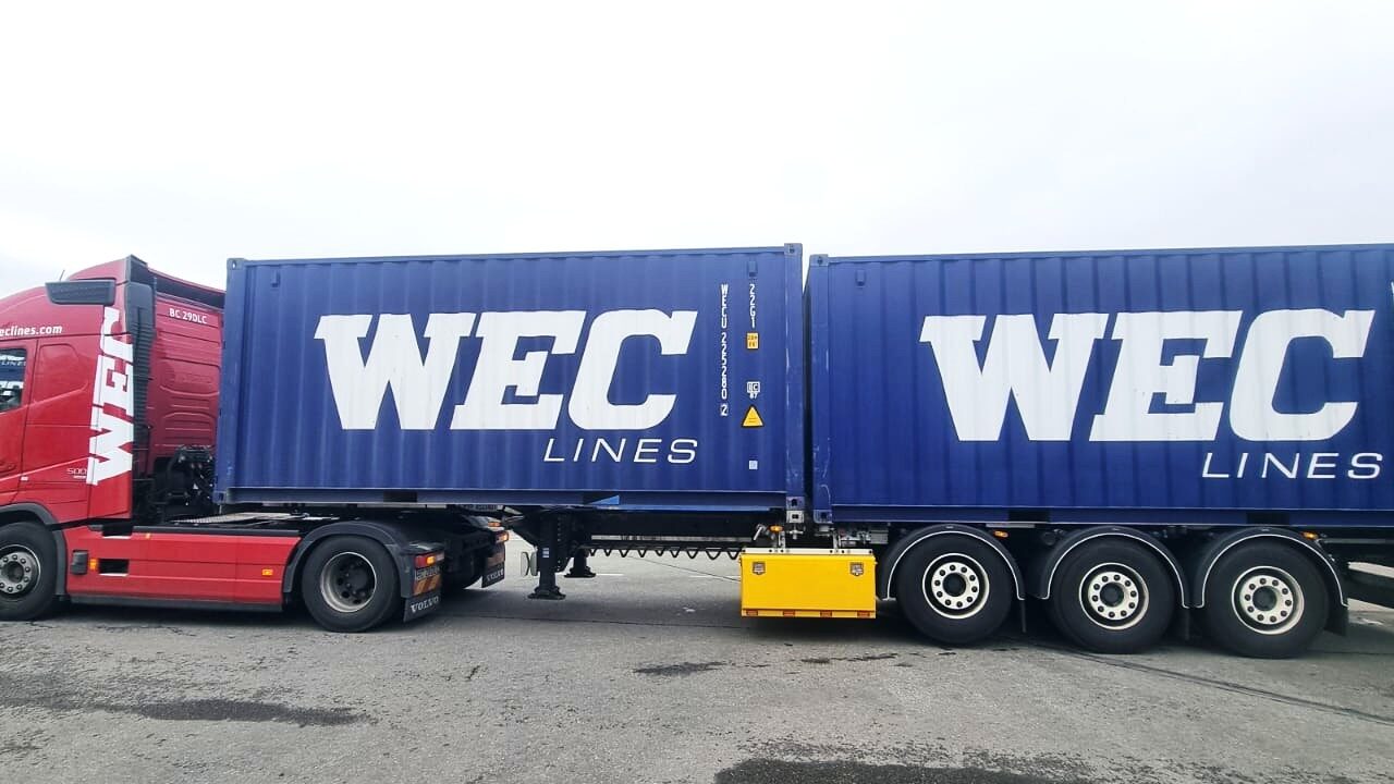 WEC Lines Truck with 20ft containers